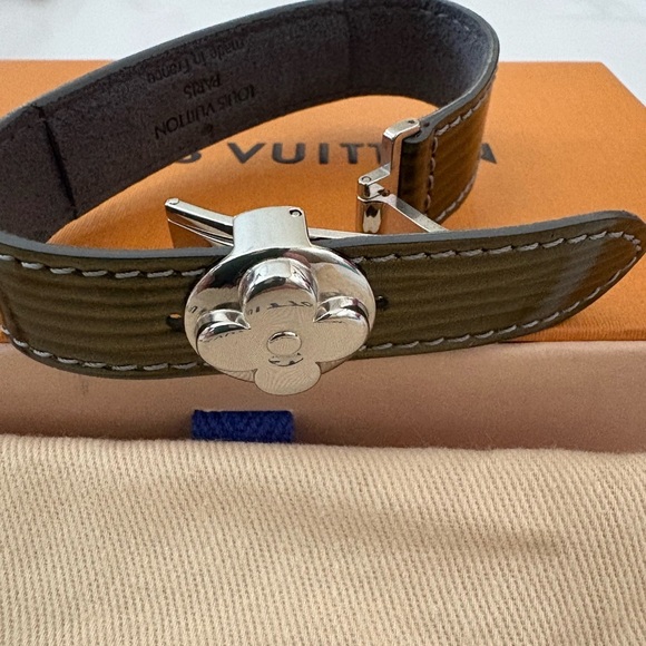 Louis Vuitton Authentic Cyber Epi Wish Bracelet - Green - Picture 11 of 12